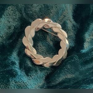 Vintage Sarah Conventry Wreath Brooch Pin Gold Tone Signed Holiday Christmas